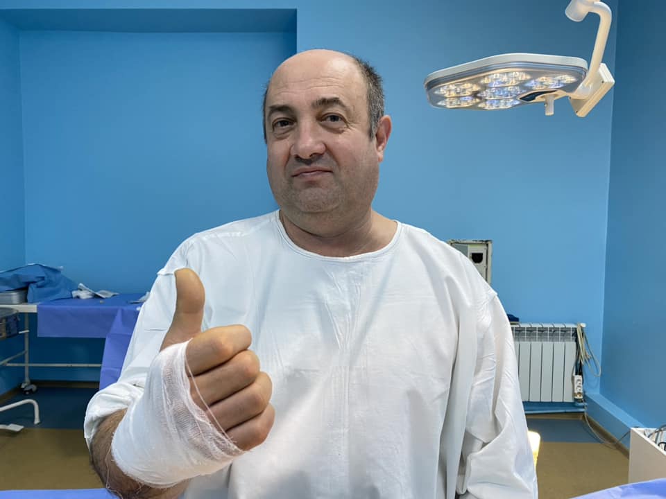 Щоночі прокидався від оніміння: у Львові чоловіка за 10 хвилин позбавили постійного дискомфорту через хворобу