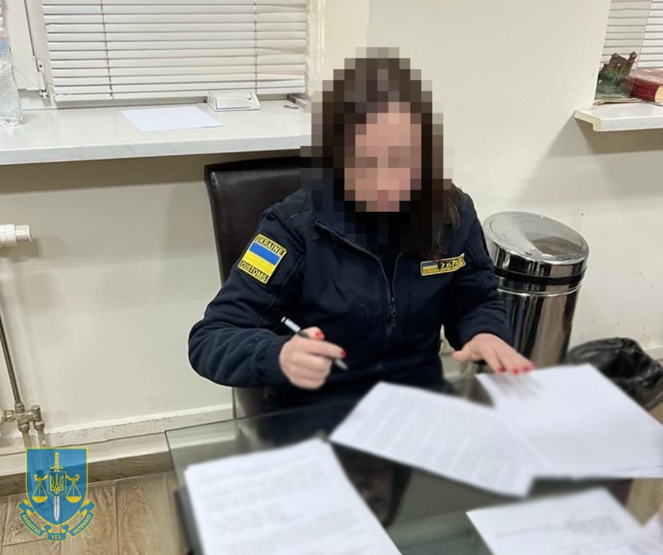 Фуру з товаром на 5 млн грн пропустила під виглядом порожньої: викрито інспекторку Львівської митниці