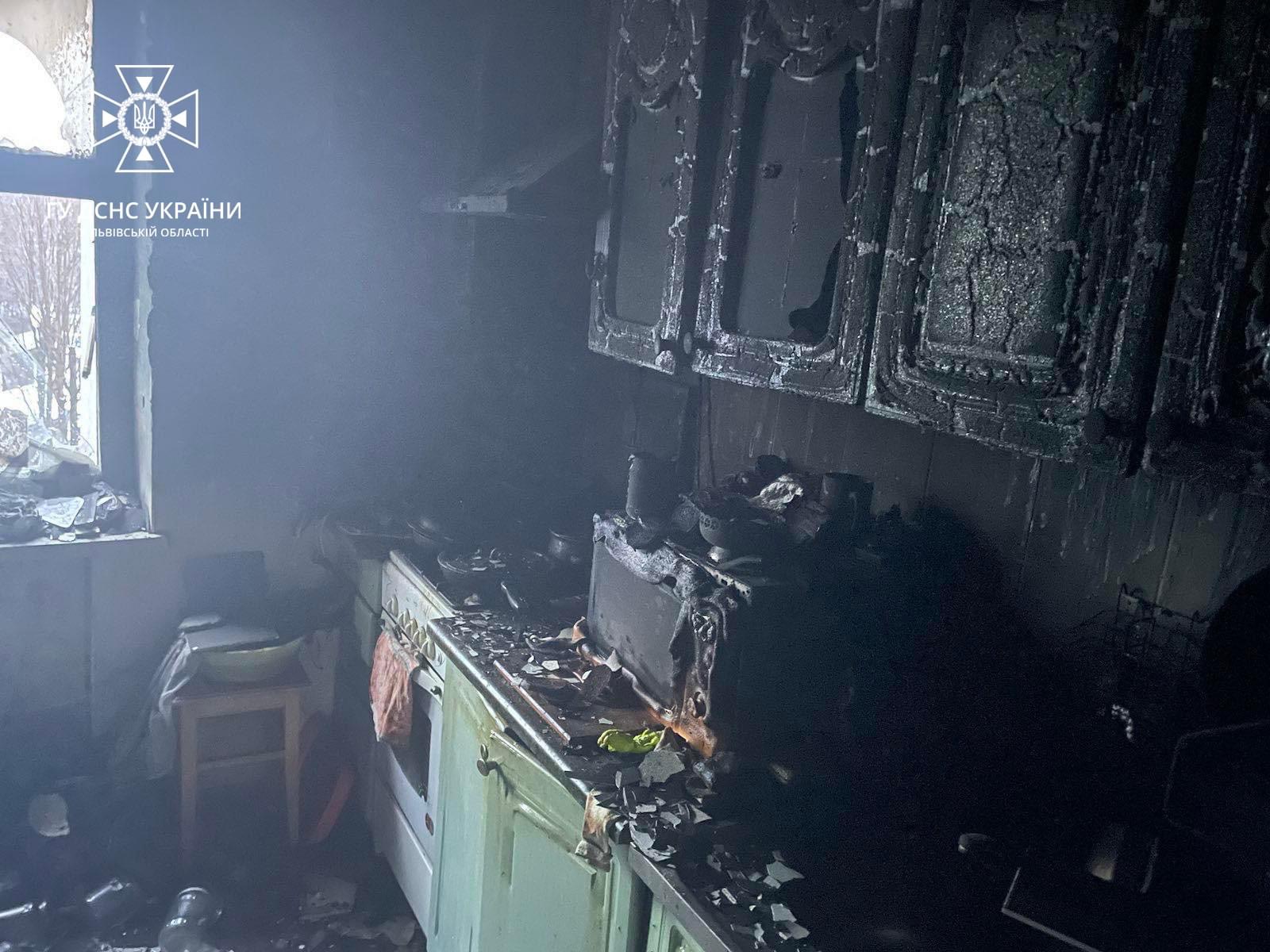 У Новояворівську пожежа в квартирі ледь не забрала життя двох людей