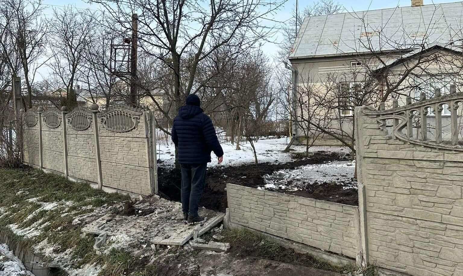 На Золочівщині ракета зруйнувала огорожу приватного будинку