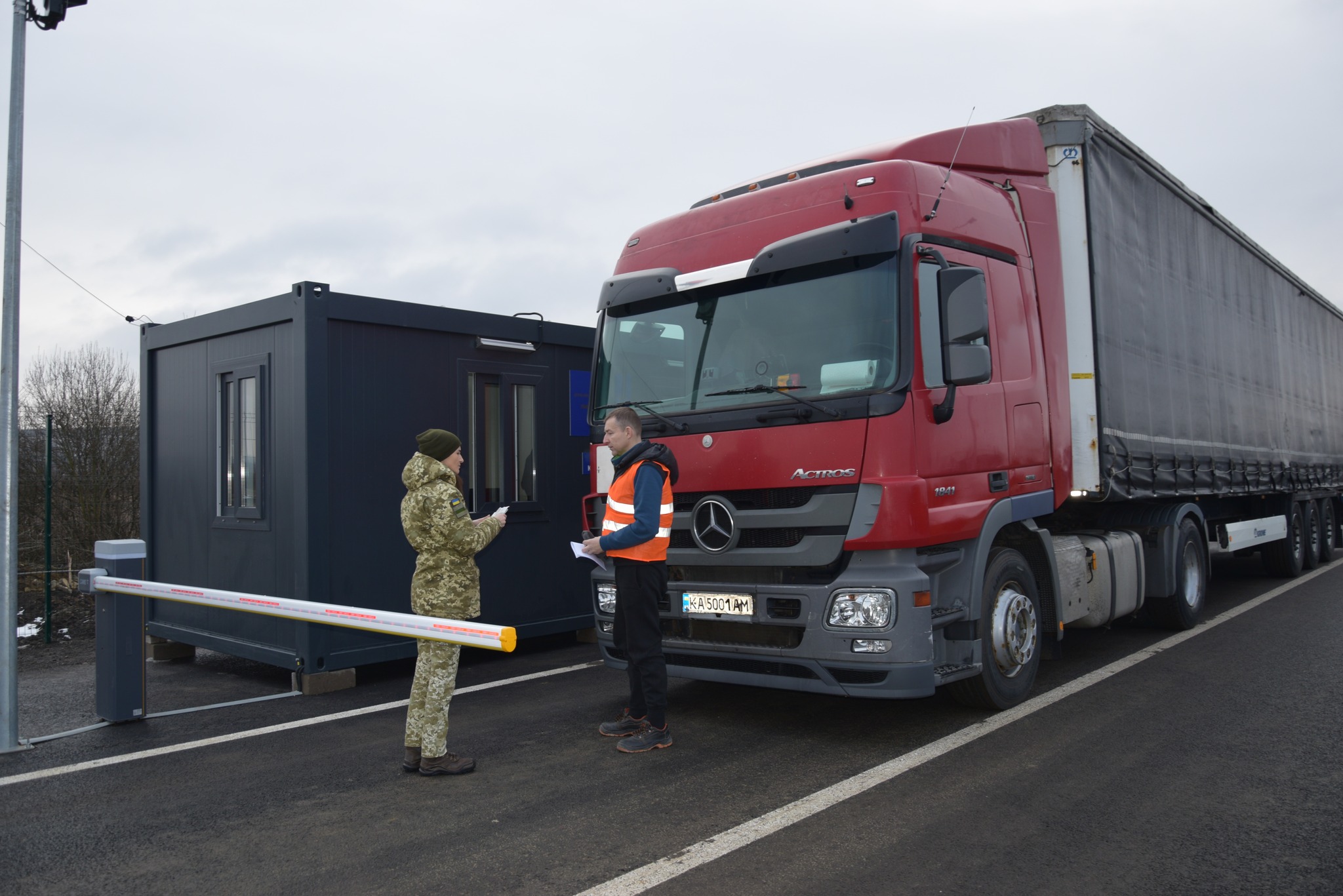 За першу добу у пункті пропуску у Нижанковичах пропустили понад 30 вантажівок