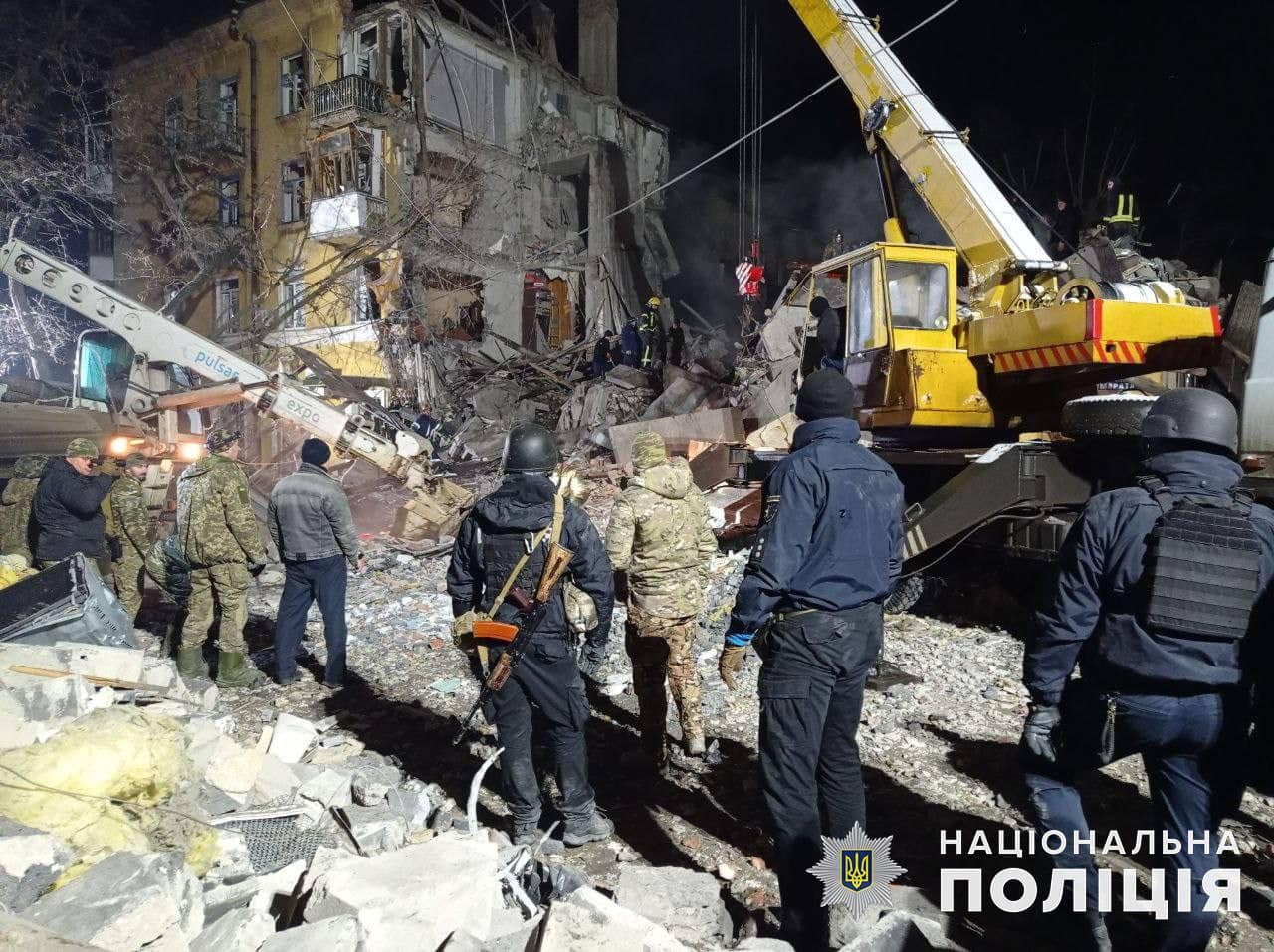 Окупанти вдарили ракетою по житловому сектору у Краматорську: троє загиблих, пошуки людей тривають
