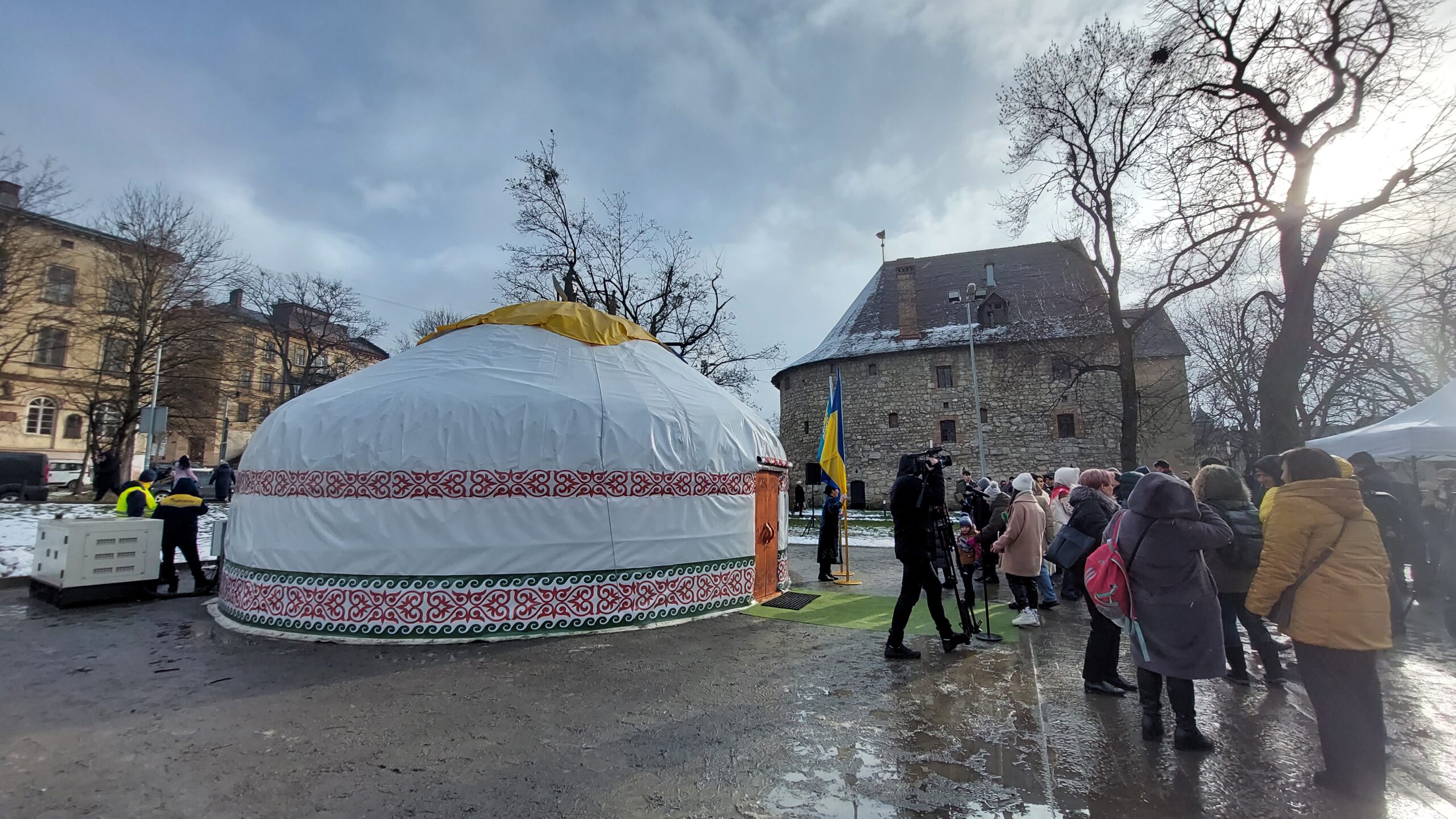 Символ дружби та підтримки: Казахська громада відкрила у центрі Львова «Юрту Незламності»