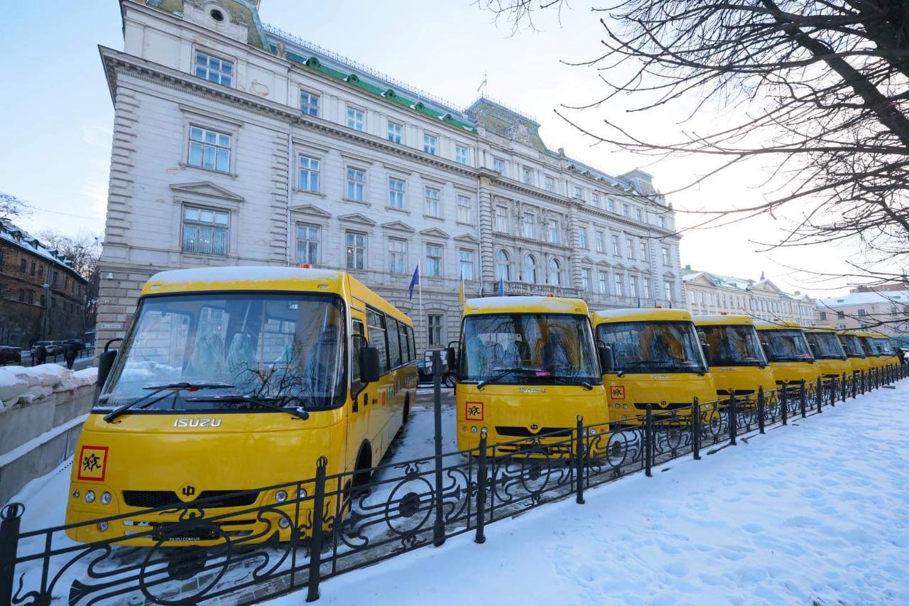 9 громад Львівщини отримали нові “Школярики”: кому дістався транспорт