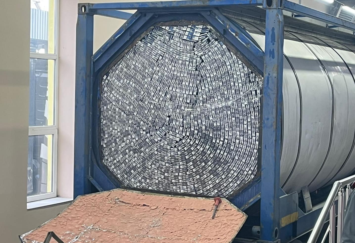 На Буковині прикордонники дістали із цистерни з-під олії 200 ящиків сигарет