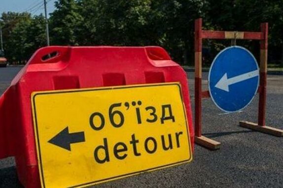 У Яворові через прорив труби провалилась дорога, просять обʼїжджати