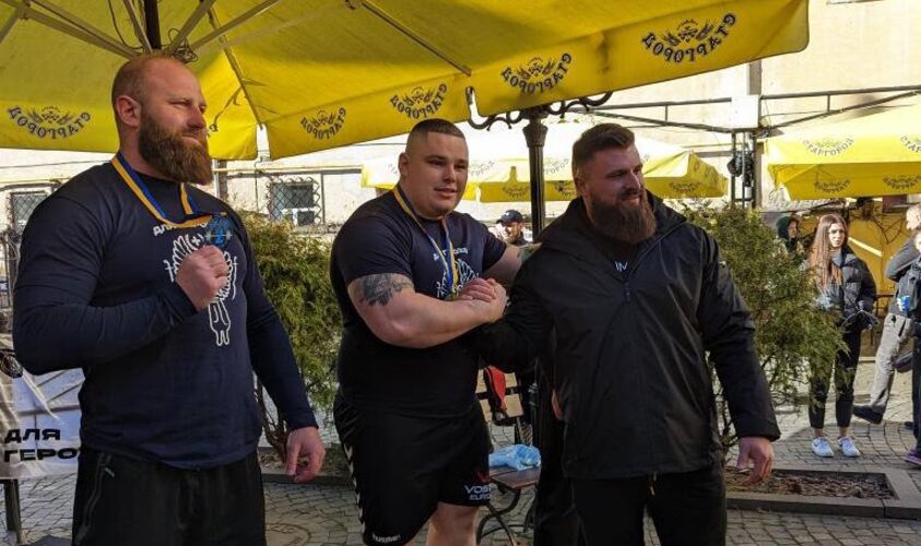У Львові богатирі встановили новий рекорд України та зібрали 100 тисяч гривень на потреби ЗСУ