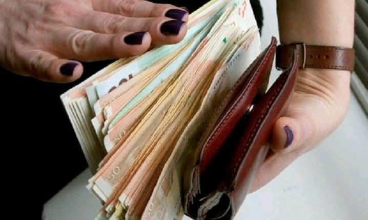 57-річна жінка намагалась викрасти з будинку понад 20 тисяч доларів, але її зупинили господарі
