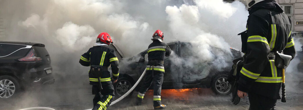 В центрі Львова спалахнуло і вигоріло вщент гібридне авто