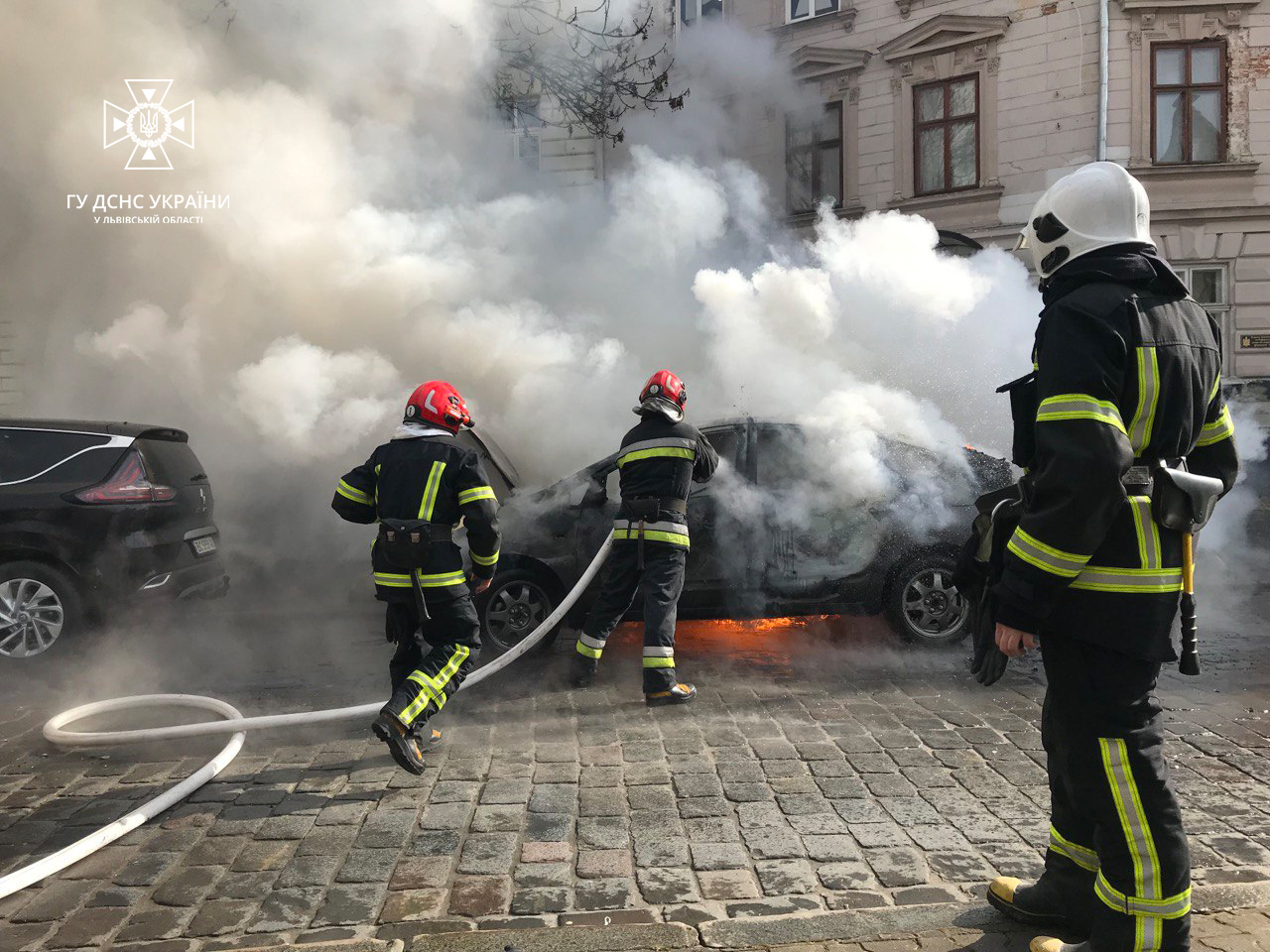 В центрі Львова спалахнуло і вигоріло вщент гібридне авто