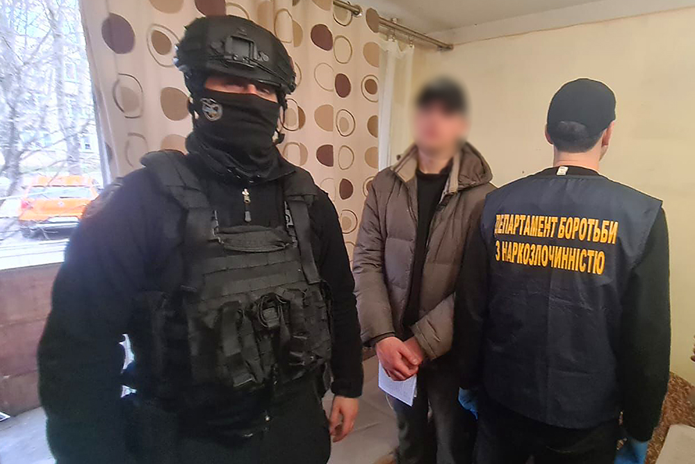 Щомісяця продавали близько 5 кг наркотиків: на Львівщині затримали учасників злочинного угрупування (ВІДЕО)