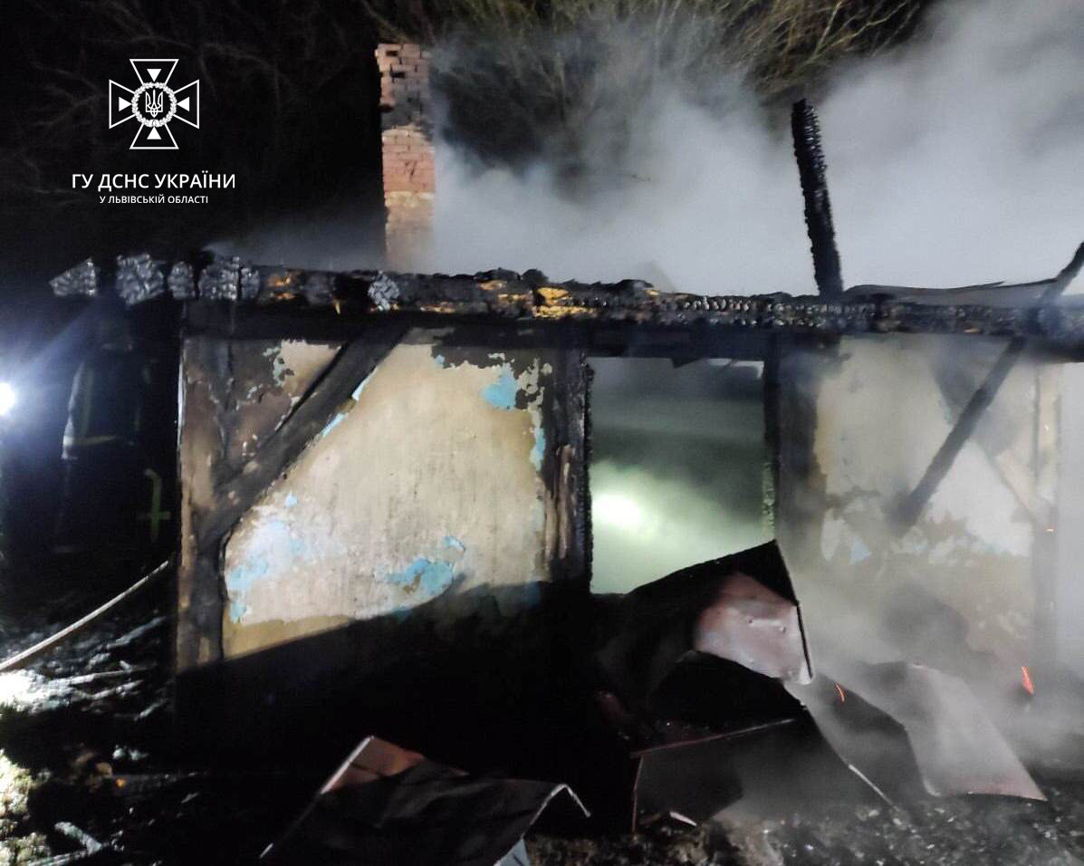В селі на Яворівщині житловий дерев’яний будинок вигорів вщент