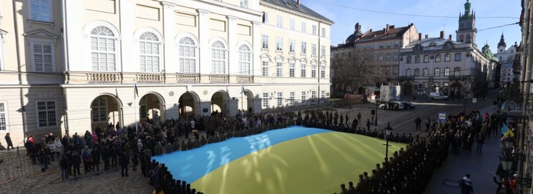 У центрі Львова військові урочисто заспівали Гімн України (ВІДЕО)