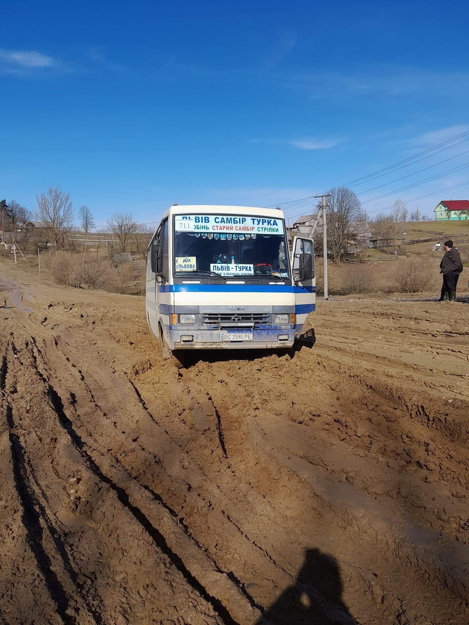 «Нехай влада дивиться», – мешканці Львівщини показали дорогу, в якій застрягла маршрутка