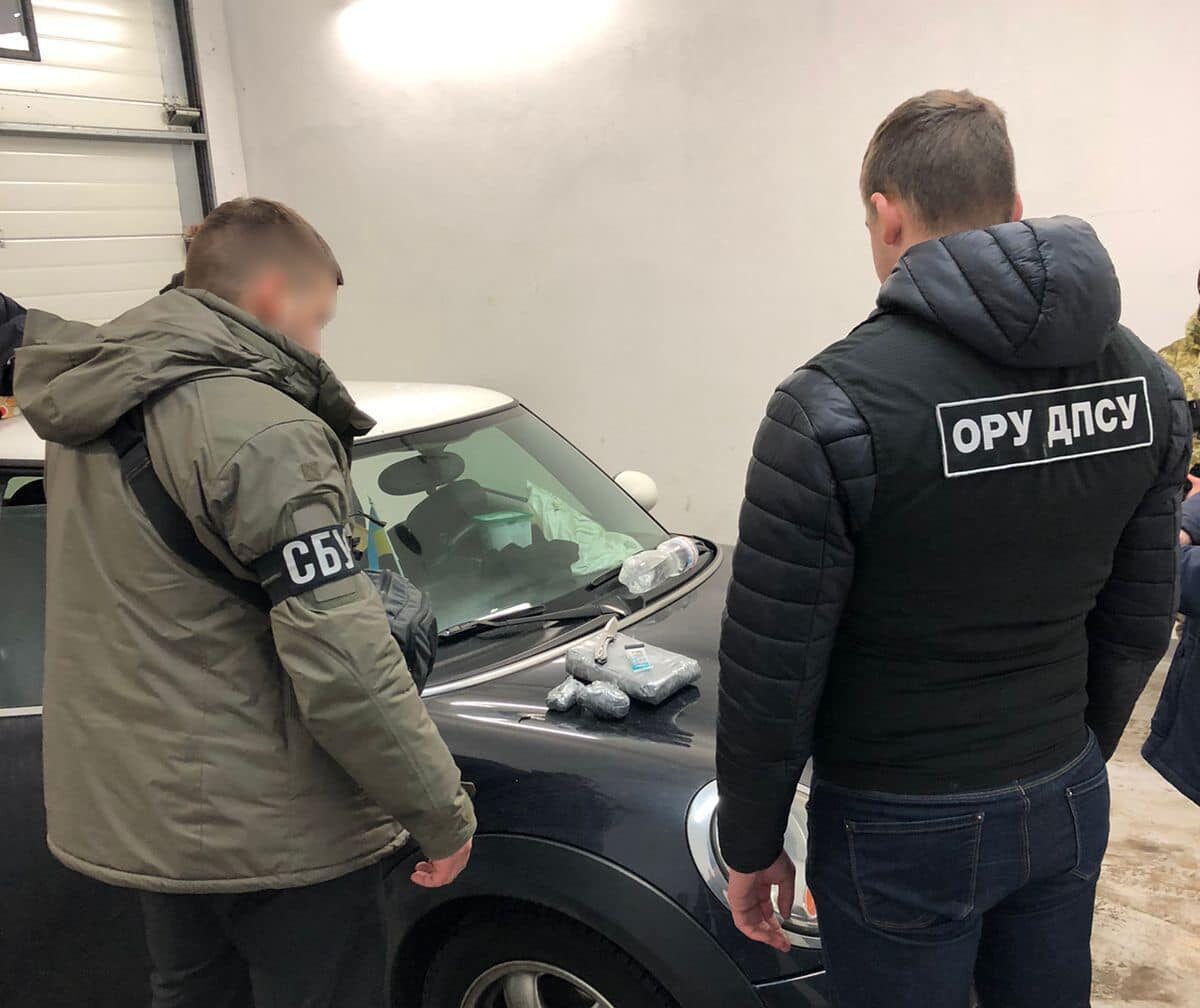 На кордоні затримали чоловіка, який регулярно завозив в Україну кілограми кокаїну