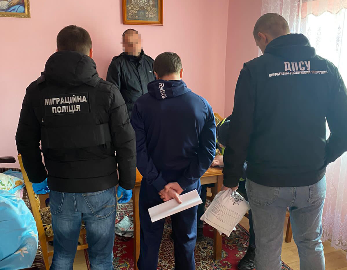 Реєстрував як волонтерів і вносив в систему «Шлях»: мешканець Самбірщини допоміг втекти за кордон 24 військовозобов’язаним чоловікам