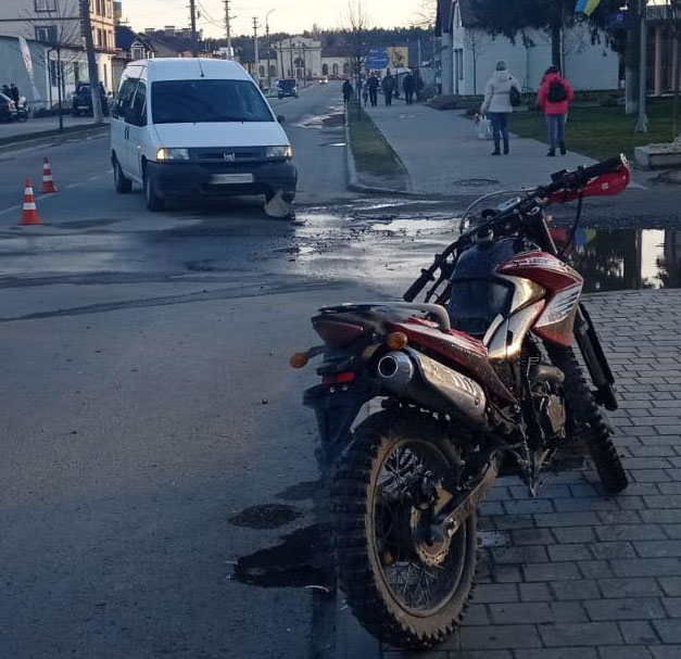 У Бродах не розминулись авто і мотоцикл: одного з водіїв забрали до лікарні
