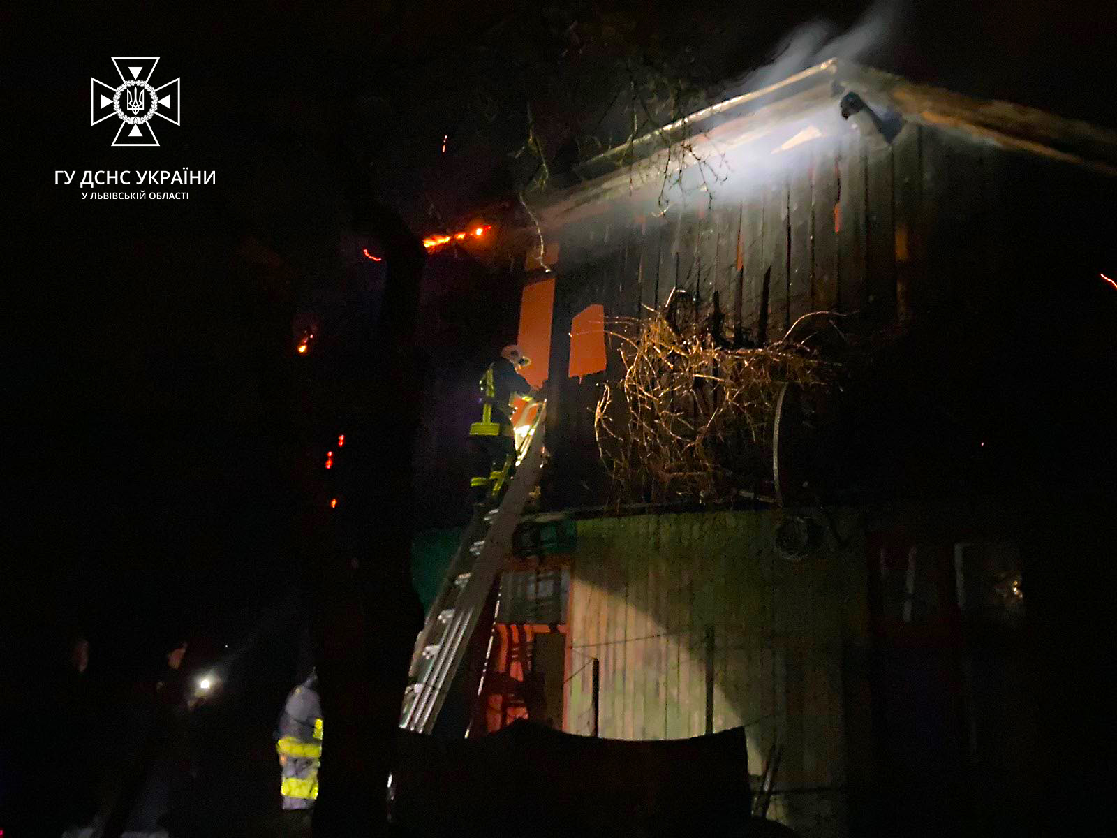 Пожежників викликав сусід: вночі в Стрию загорівся житловий будинок