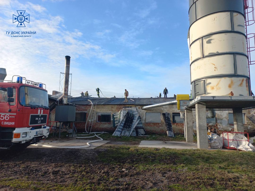 На пожежу приїхали вогнеборці з чотирьох міст: учора загорілось підприємство на Яворівщині
