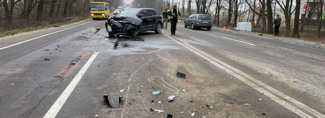 На трасі Львів-Шегині сталась потрійна ДТП: постраждало три людини