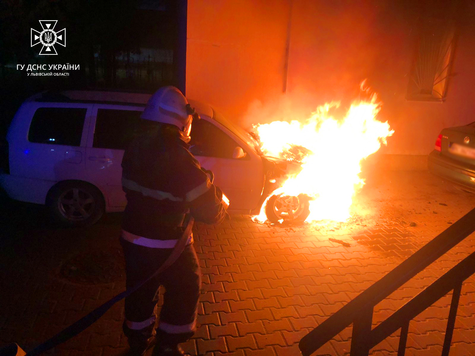 В Новояворівську на світанку загорівся автомобіль