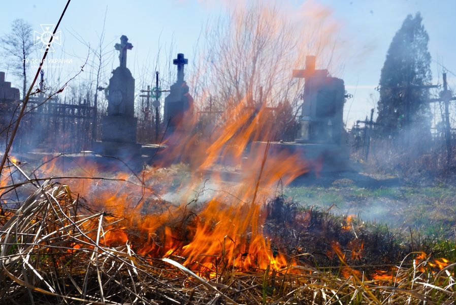 Львівщина палає: жителі області знову палять сухостій, а вогнеборці потім гасять пожежі