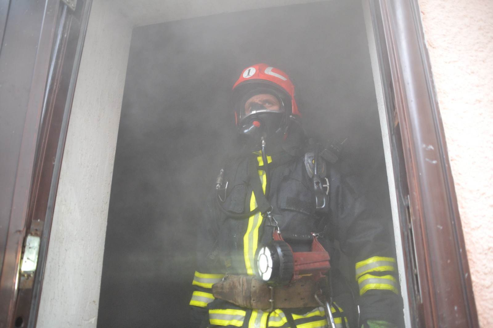 У Львові з палаючої багатоповерхівки рятувальники вивели 80 мешканців