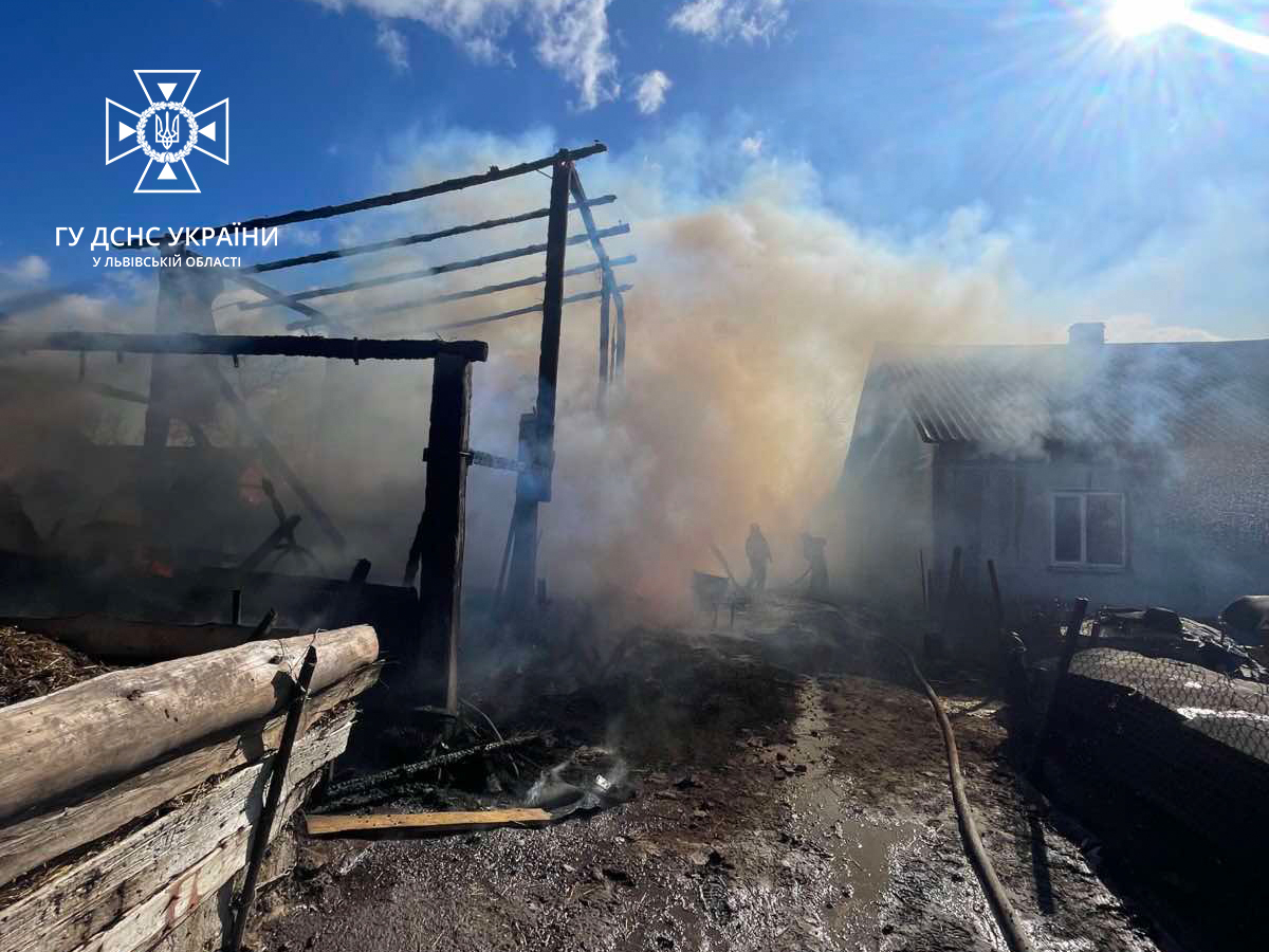 Пожежа в сараї ледь не знищила житловий будинок на Яворівщині