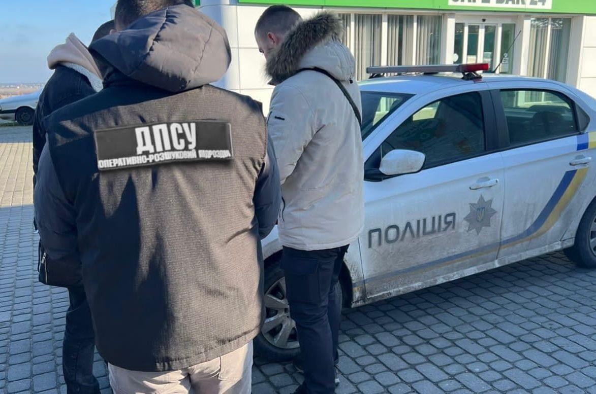 На Львівщині викрили членів благодійної організації, які за гроші вивозили чоловіків за кордон