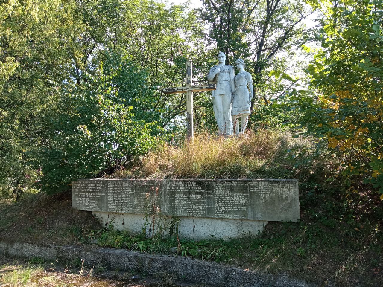 Натомість поставлять хрест: на Червоноградщині демонтують радянський пам’ятник