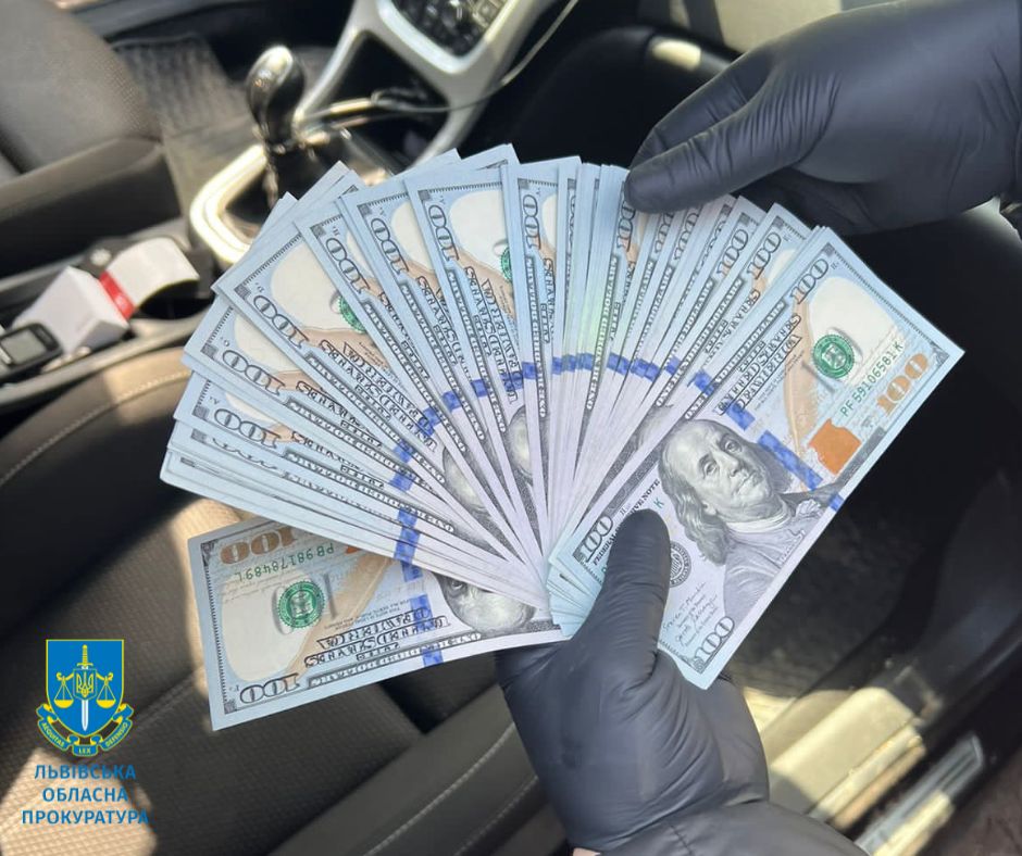 На Жовківщині затримали поліцейських, які вимагали 5000 доларів від благодійного фонду