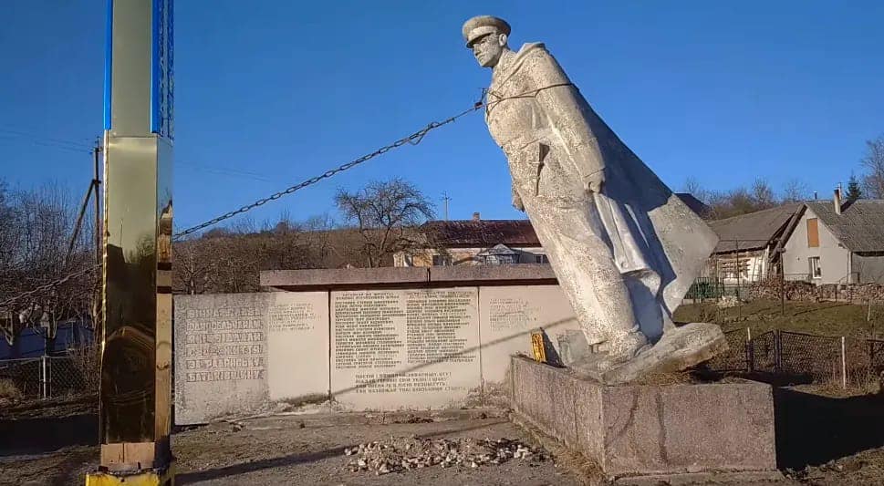 На Бродівщині знесли пам‘ятник радянському солдату