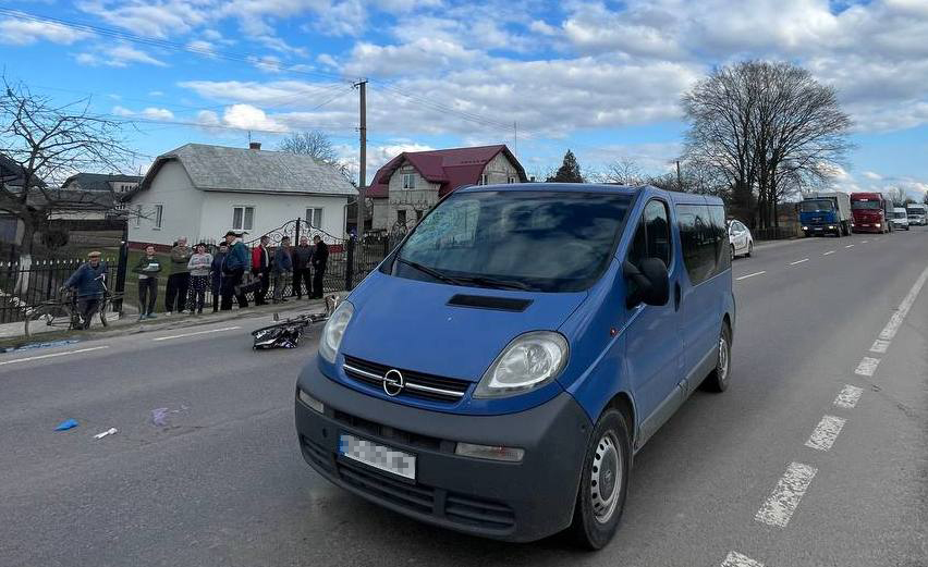 На Стрийщині мікроавтобус збив літнього велосипедиста: чоловіка госпіталізували