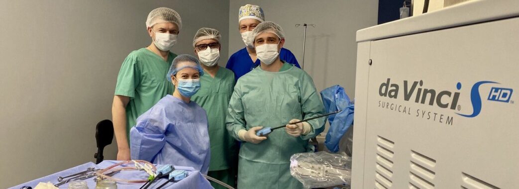У Львові за допомогою робота-хірурга Da Vinci видалили пухлину жінці без розрізу