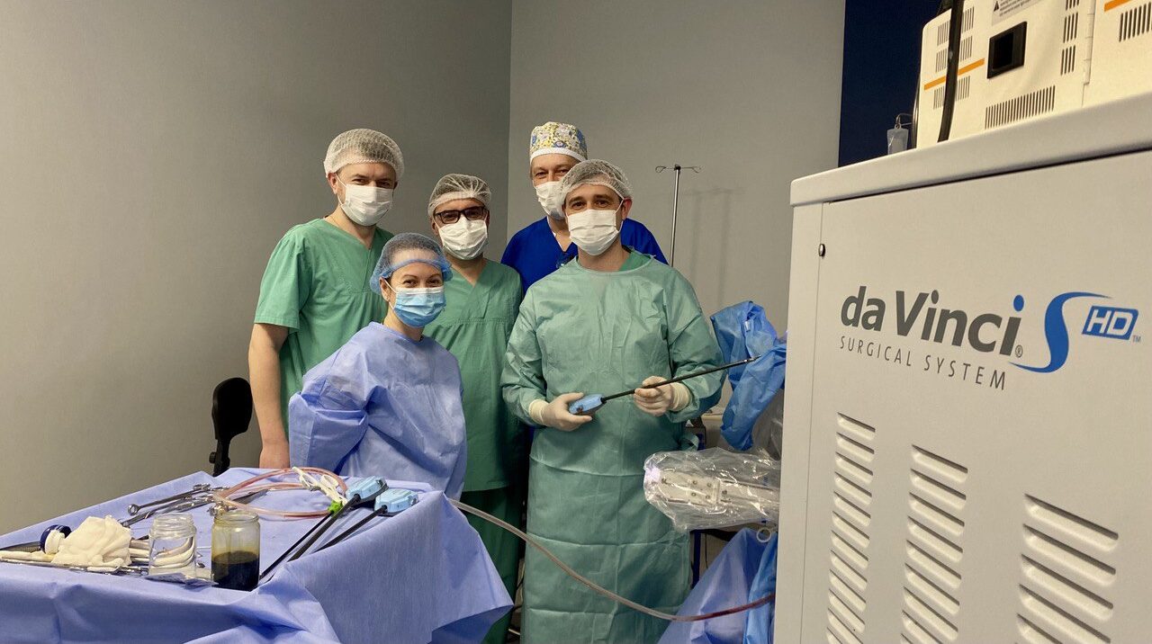У Львові за допомогою робота-хірурга Da Vinci видалили пухлину жінці без розрізу