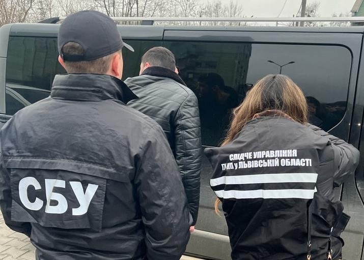 Двоє мешканців Львівщини хотіли переправити ухилянта за кордон за 4500 доларів