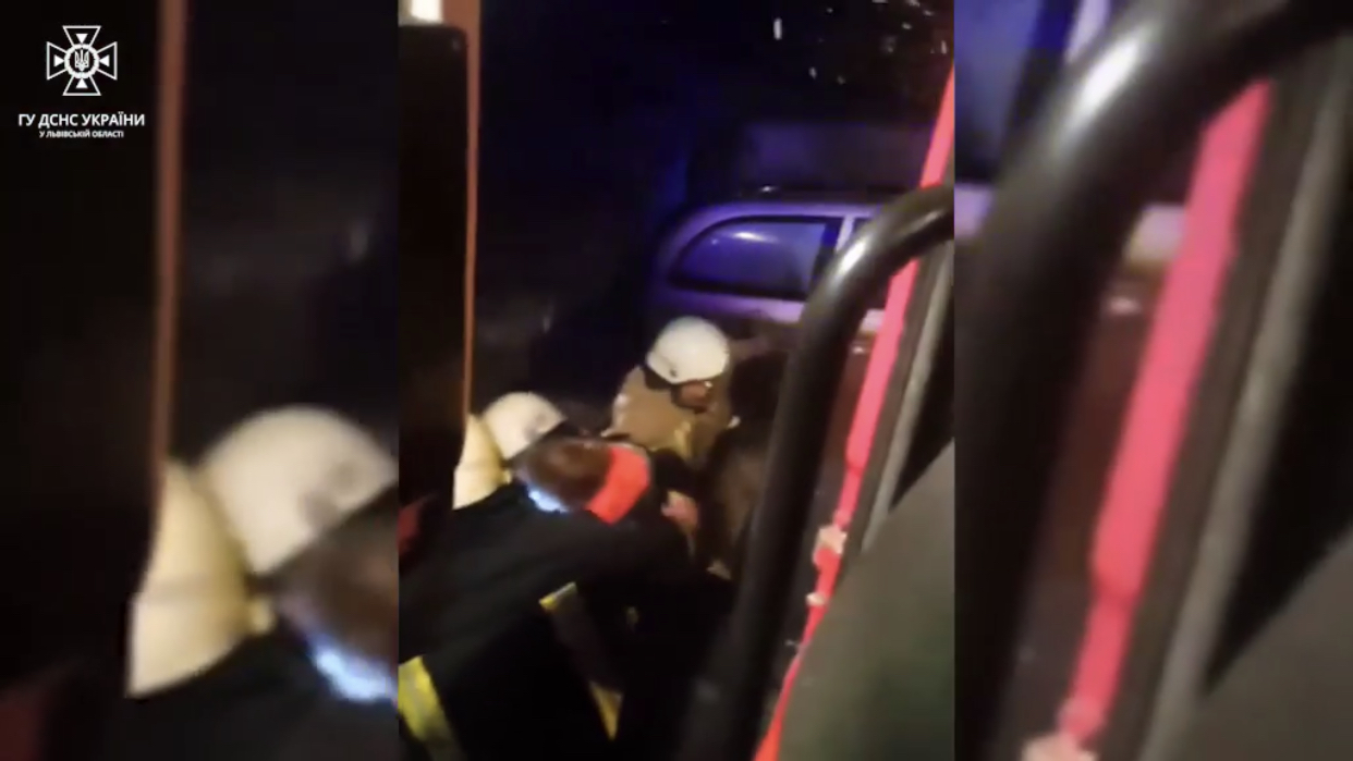 У Старому Самборі з річки рятувальники дістали 4 людей