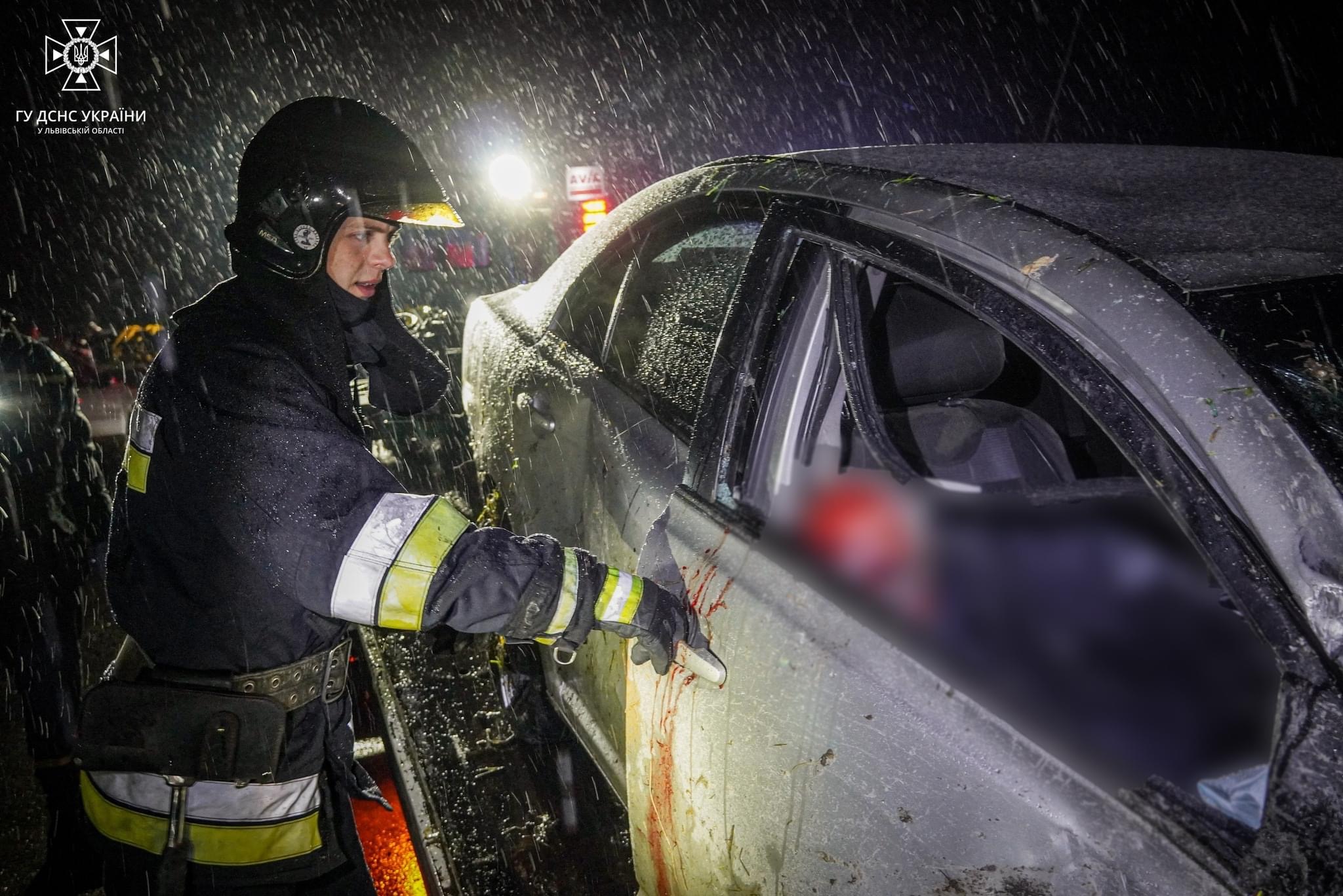 Поблизу Львова автівка з’їхала в кювет: одна людина загинула, ще одна постраждала