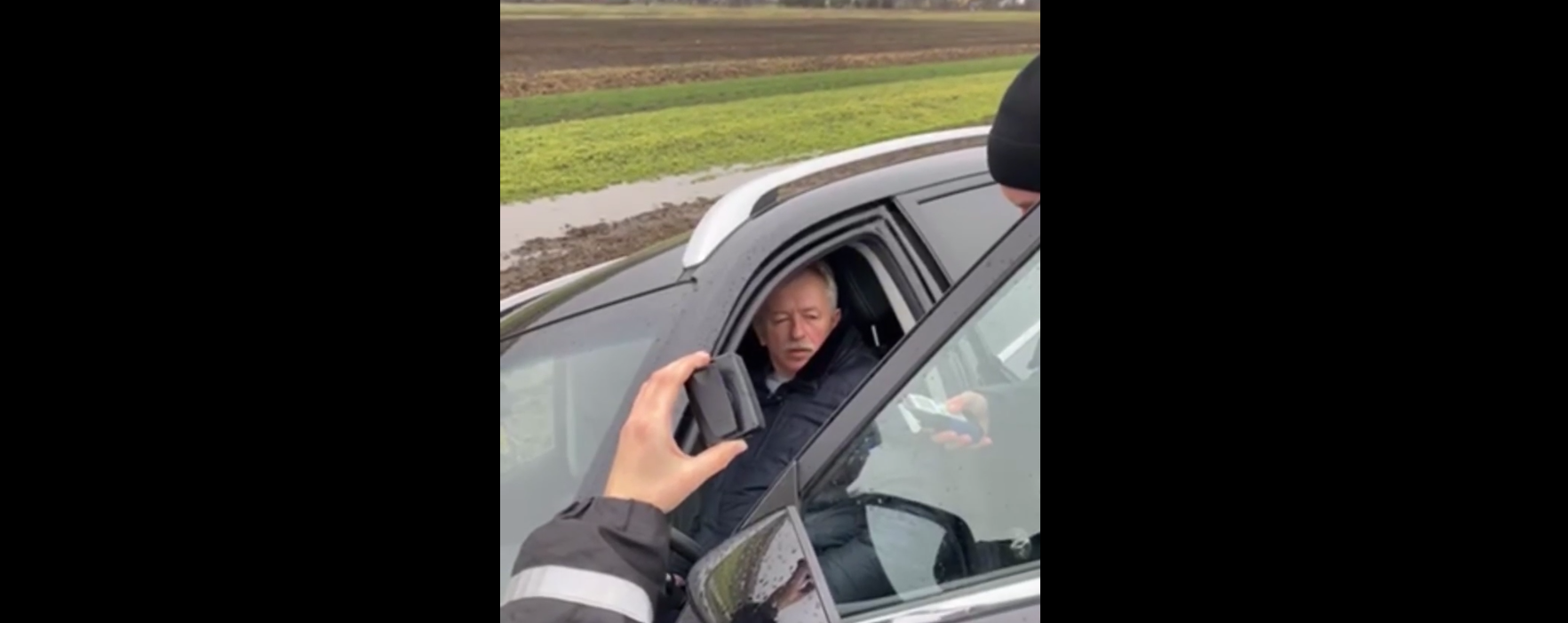 На Жовківщині п’яний заступник голови громади не впорався з керування і опинився в канаві (ВІДЕО)