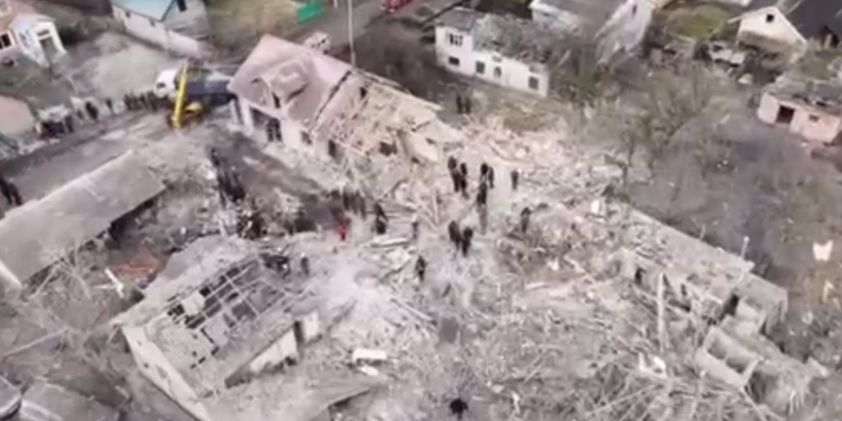 Чотири людини загинули, ще одну шукають під завалами, – голова Золочівської громади про наслідки нічної атаки (ВІДЕО)