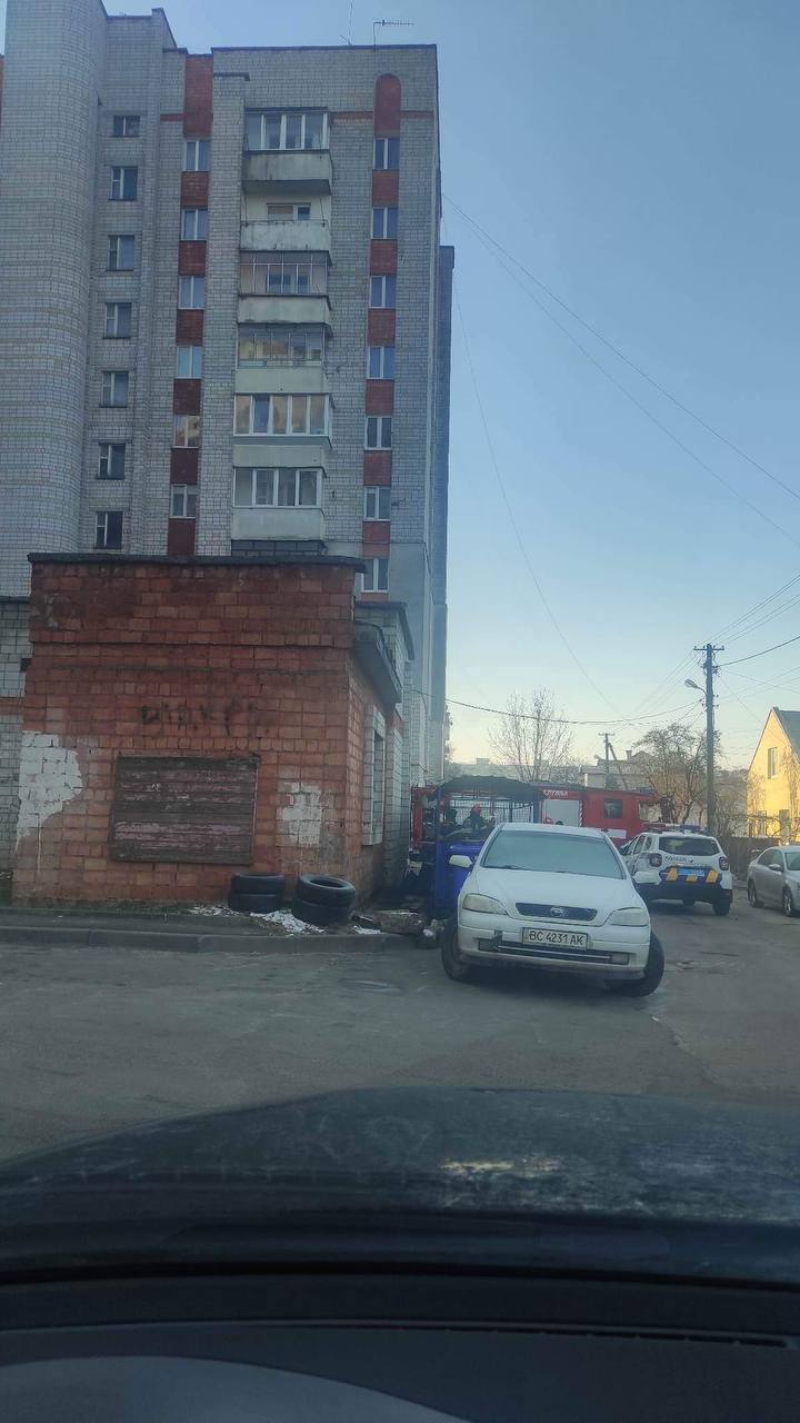 В багатоповерхівці у Львові стався вибух: на місці працюють всі служби