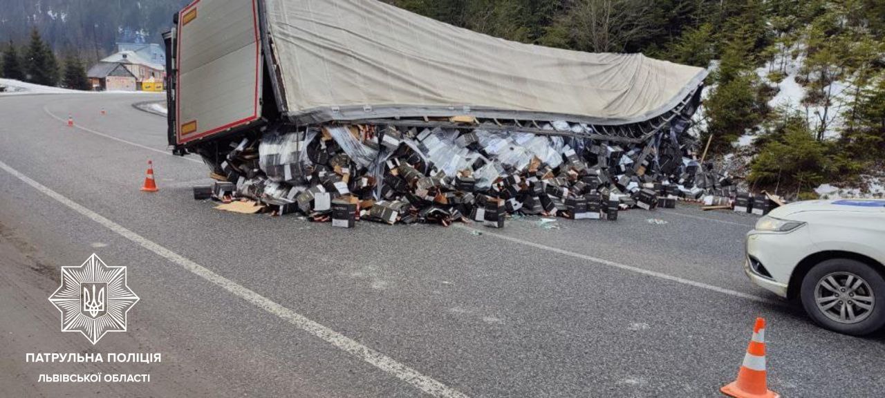 На трасі Київ-Чоп перекинулась вантажівка: рух ускладнено