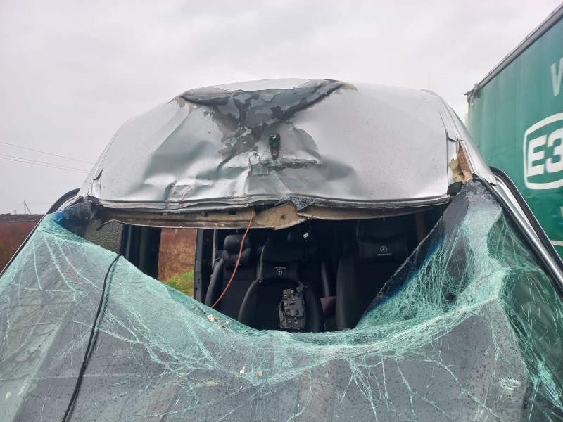 Колесо відірвалось від вантажівки і потрощило зустрічні автівки: двоє людей опинились в лікарні