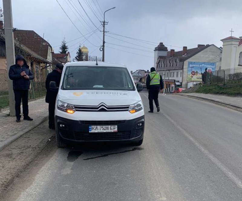 На дорозі Львів – Краковець водій «Citroen» збив дитину: дівчину госпіталізували