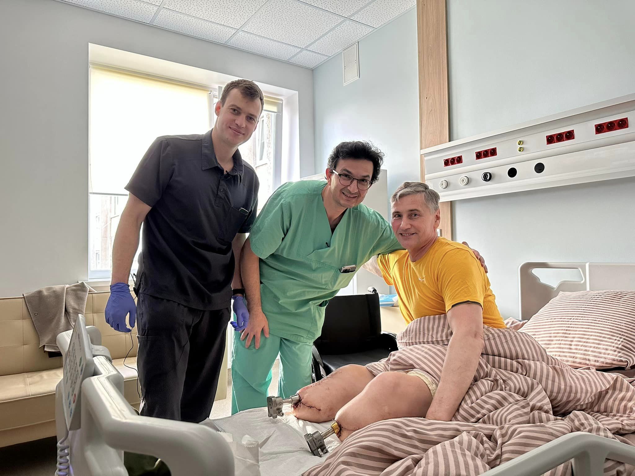 У Львові вперше в Україні чоловіку вживили протез у кістку