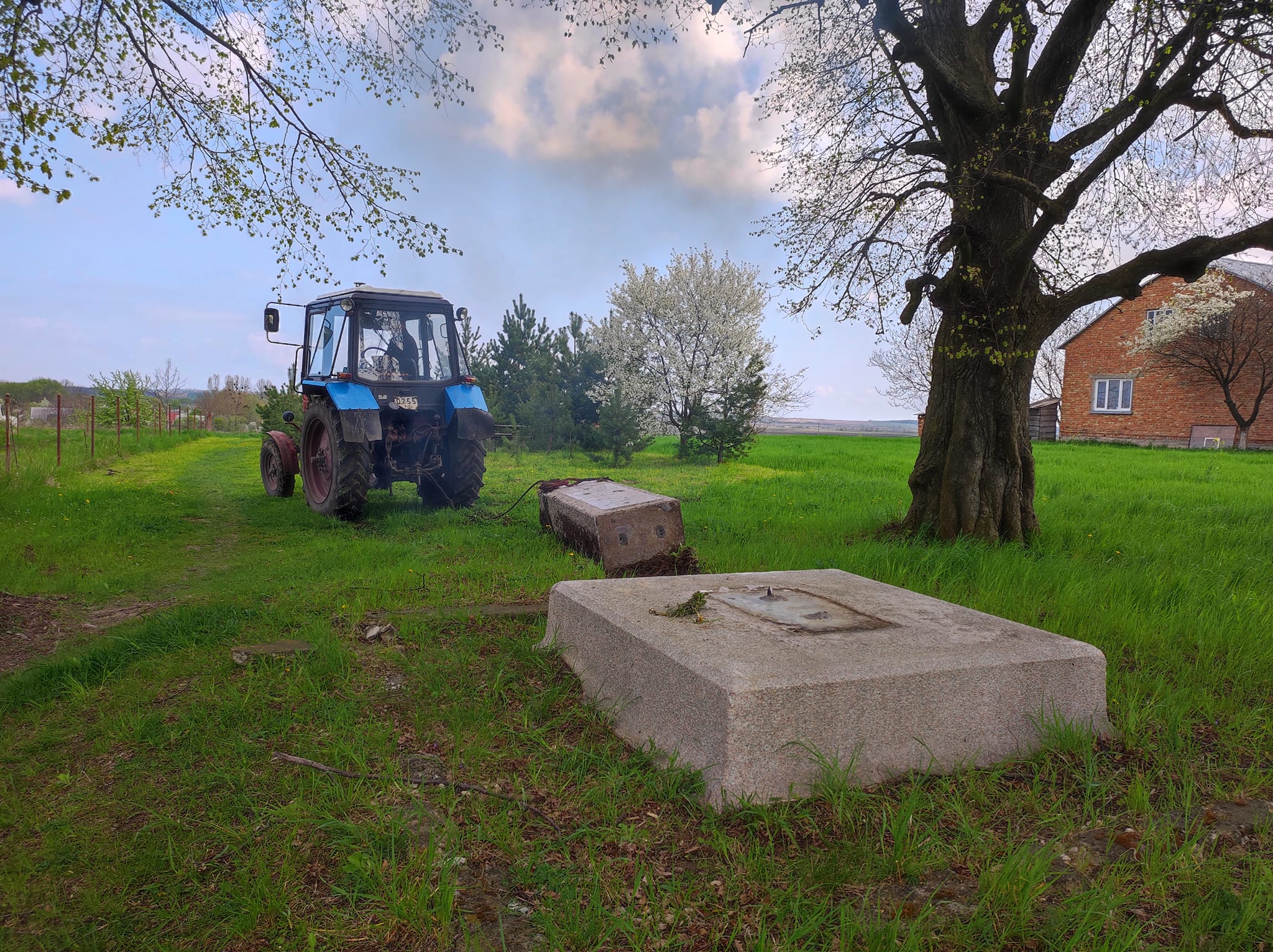 На Золочівщині знесли обеліск радянським солдатам