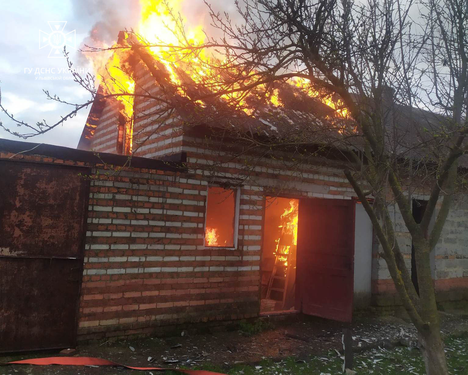 На Великдень у Підбірцях поблизу Львова вогонь ледь не знищив цегляну будівлю