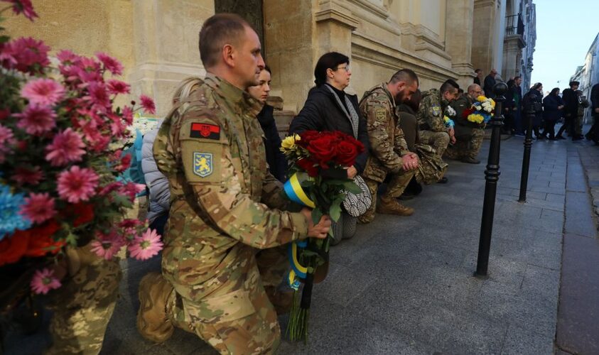 У Страсну пʼятницю Львів попрощається із трьома Героями