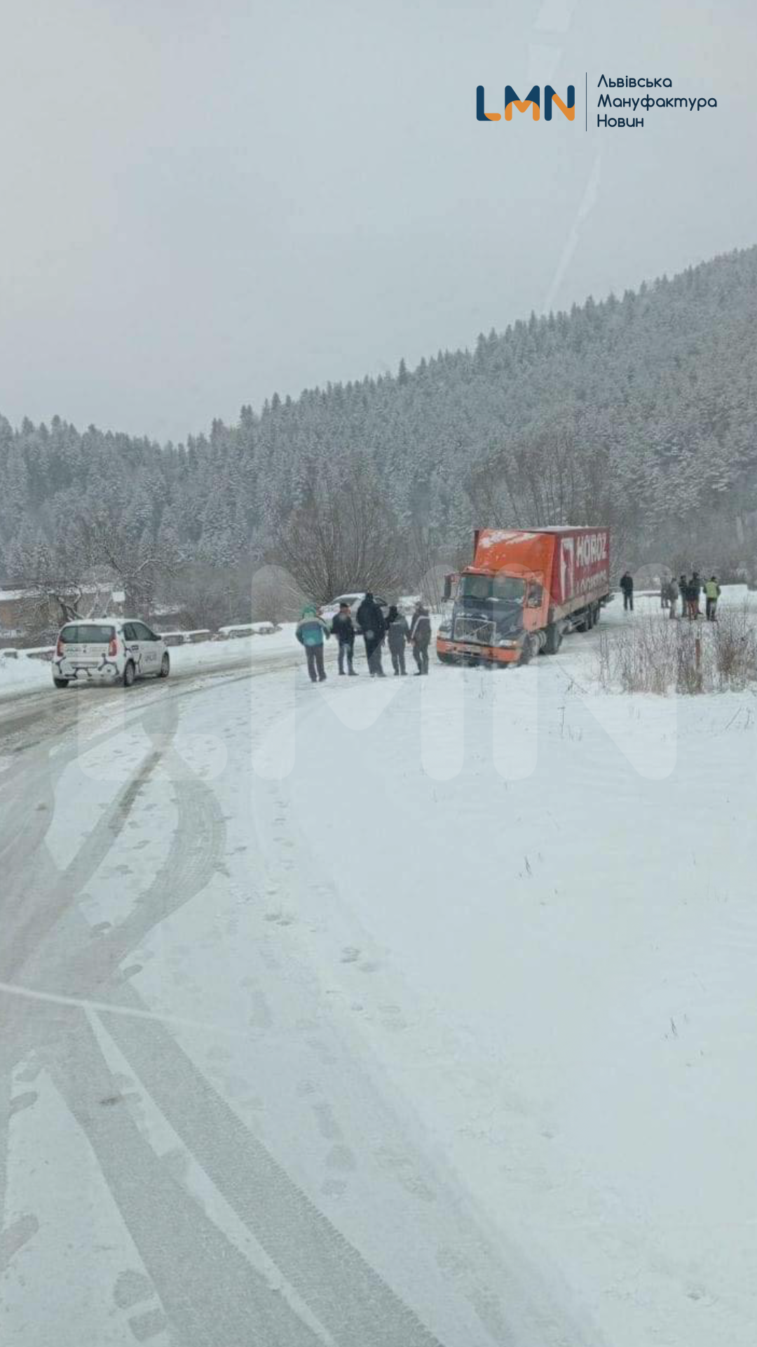 На Самбірщині через неприбрані дороги застрягли вантажівки і ускладнено рух транспорту (ВІДЕО)