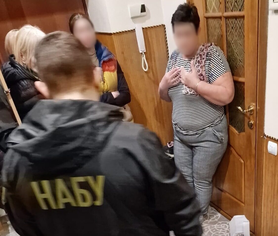 Податківицю зі Львівщини викрили на хабарі 200 тис грн
